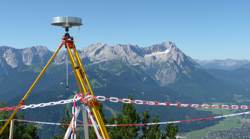 Sapos-Antenne auf dem Garmischer Wank-Gipfel. Im Hintergrund die Zugspitze